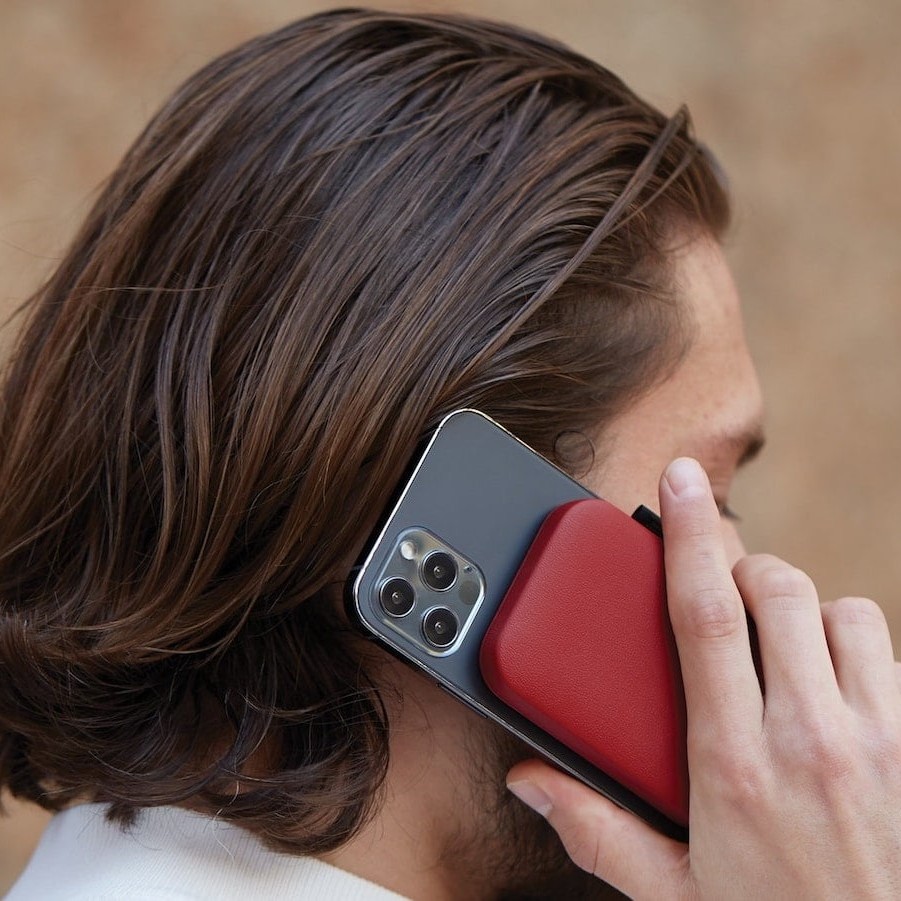 Lexon-Softpower-Magbank-wireless-battery-rood-sfeer